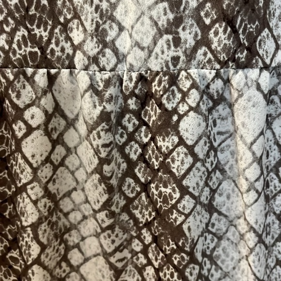 Apt9 long sleeved lightweight brown and white patterned blouse. Size Large. - Picture 9 of 10